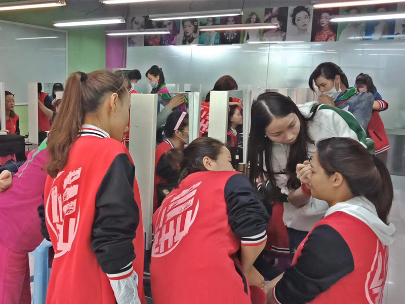 南寧化妝培訓(xùn)學(xué)校_麗竹化妝專業(yè)課堂花絮