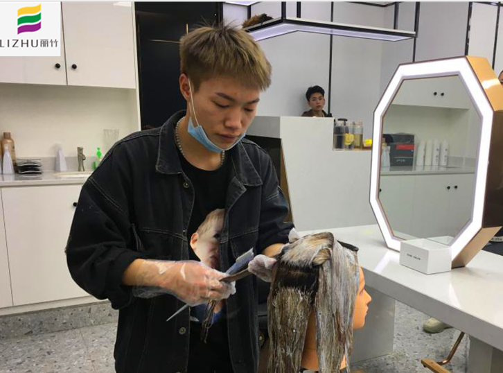 以前怕別人嘲笑自己，但現(xiàn)在不會(huì)了