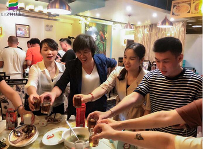 麗竹學(xué)校全體教職工，相親相愛一家人