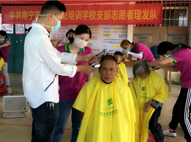 你笑起來真好看，像春天的花一樣