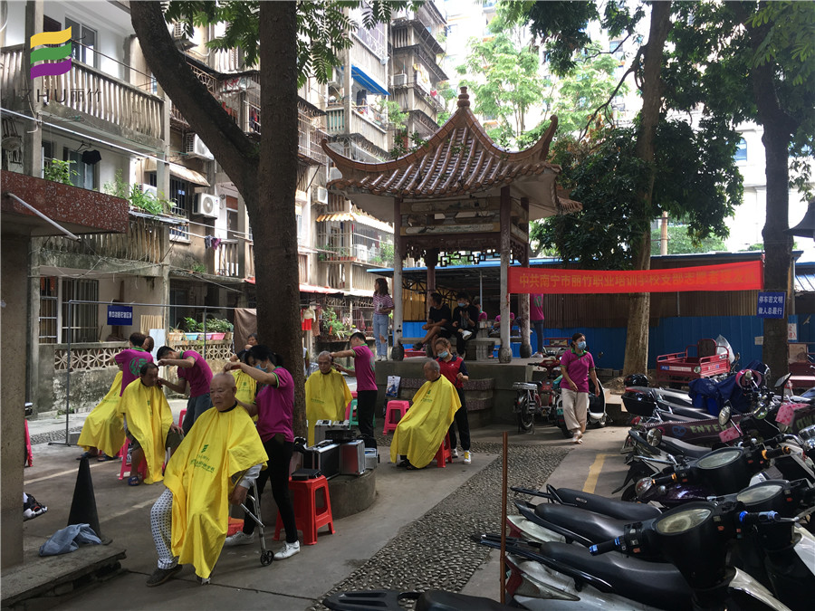 1601275930741626.jpg 20200926華強(qiáng)社區(qū)理發(fā)活動(dòng).jpg