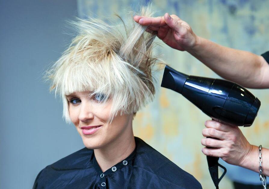 廣西美發(fā)學(xué)校：發(fā)吹風(fēng)造型技巧