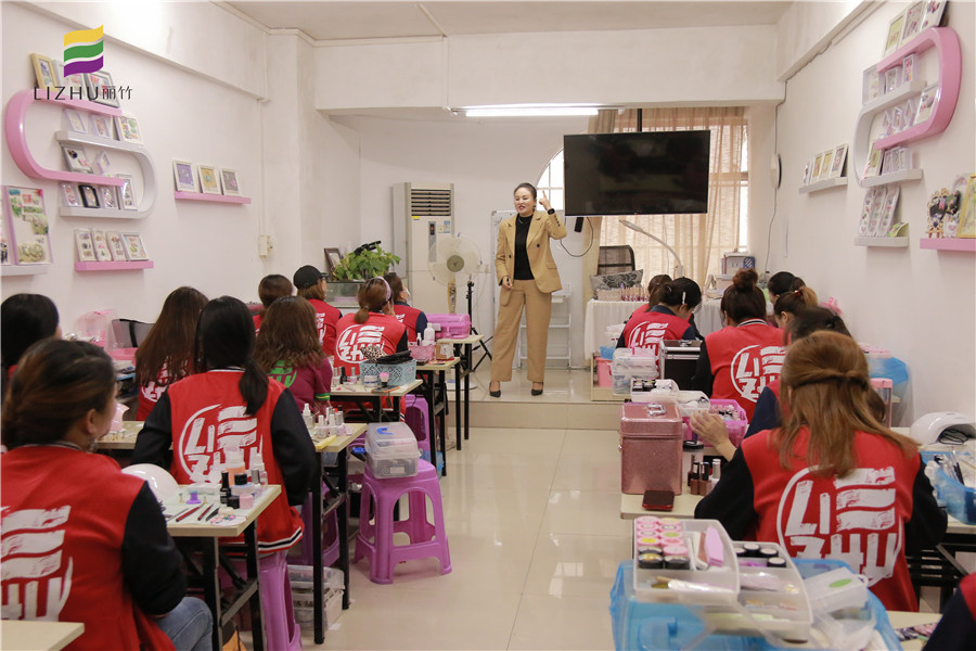 吶！麗竹學(xué)校美甲班的就業(yè)宣講來(lái)啦