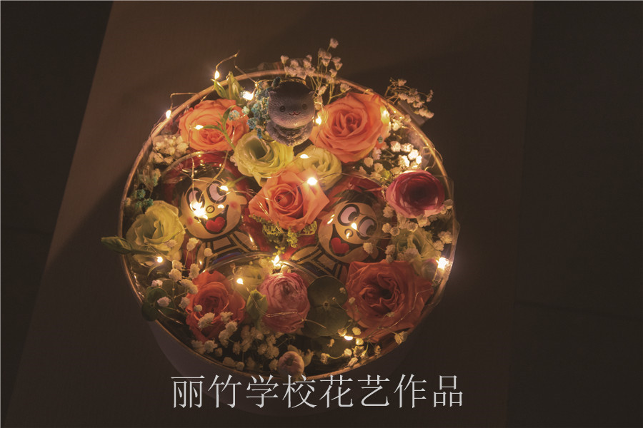 東西插花教程對(duì)比，南寧花藝學(xué)習(xí)為你剖析