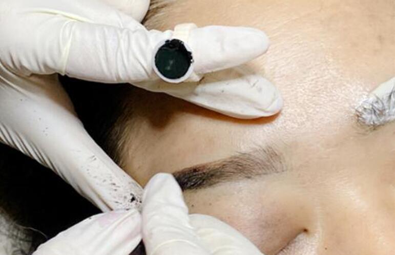 紋繡完成發(fā)現(xiàn)眉型細節(jié)不好怎么辦？廣西紋繡學(xué)校來幫你