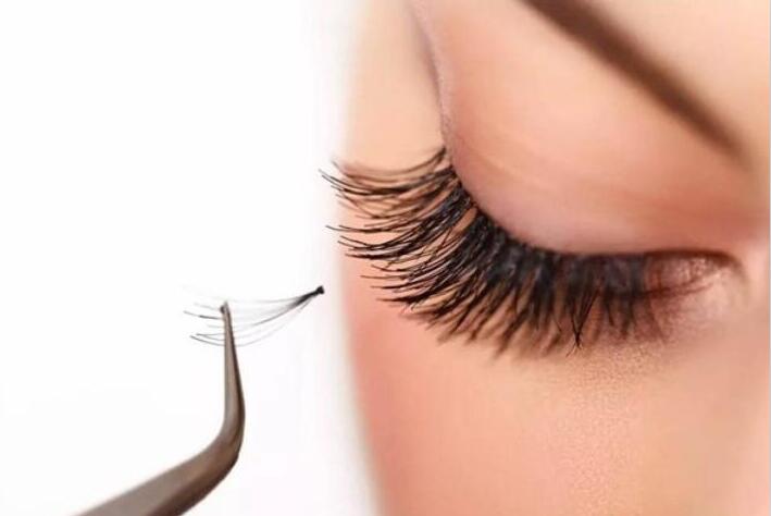 嫁接睫毛紅腫怎么辦？南寧美睫學(xué)校來幫你