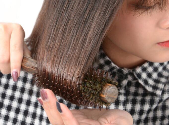 如何快速清理卷發(fā)梳上的頭發(fā)？廣西美發(fā)培訓(xùn)班教你