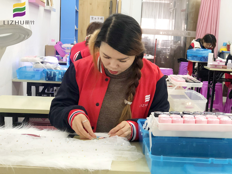 在南寧正規(guī)美甲學校學習，天天都有學不完的東西