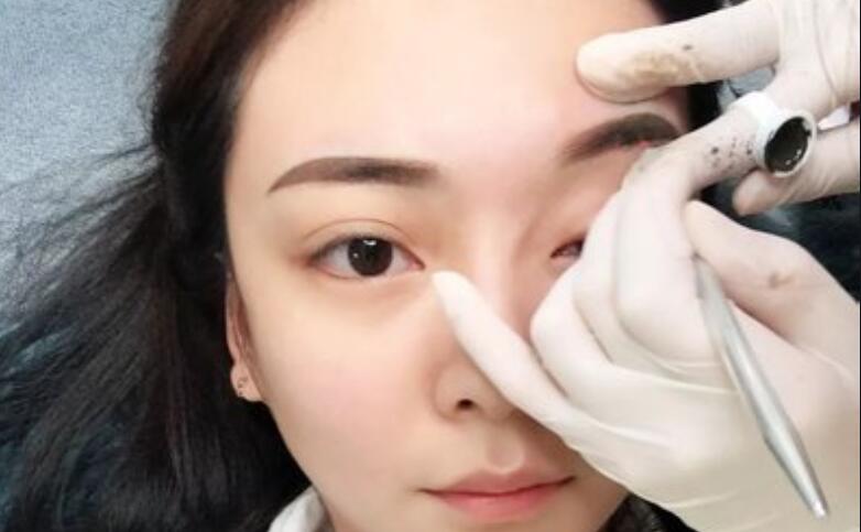 廣西紋繡培訓(xùn)：紋眉可以保持多長時間？