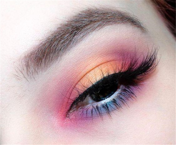 初學(xué)者眼影畫法教程，南寧化妝培訓(xùn)班教你