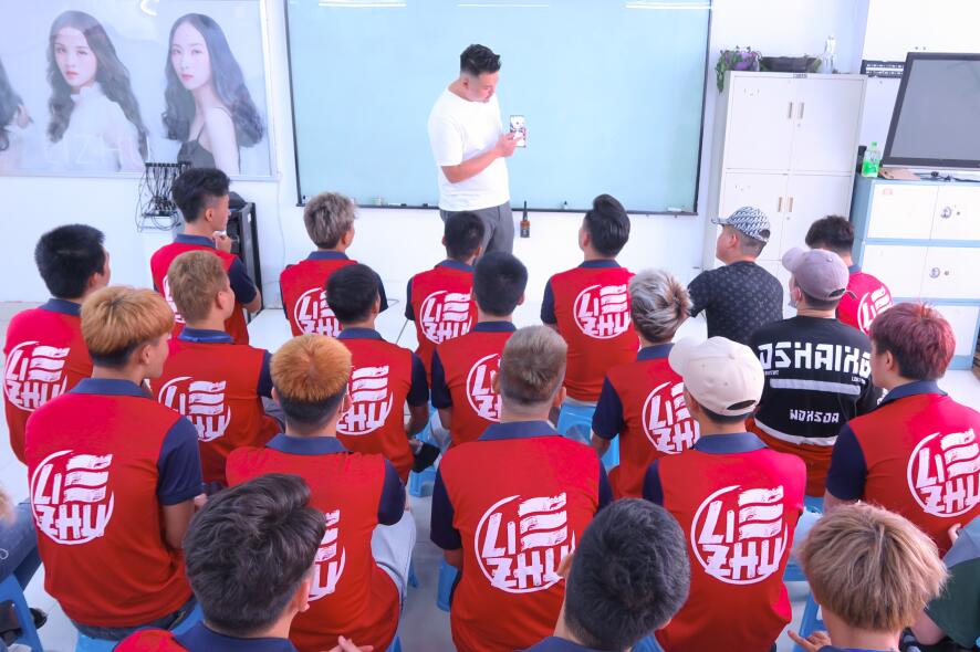 南寧學(xué)美發(fā)有前途嗎？選對美發(fā)培訓(xùn)學(xué)校很重要