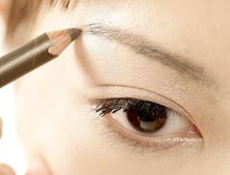 南寧化妝培訓學校排名教你初學化妝怎么畫眉毛