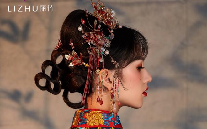 南寧化妝好的學校教你怎么編秀禾發(fā)型