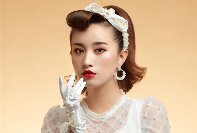 俏皮復(fù)古妝容造型