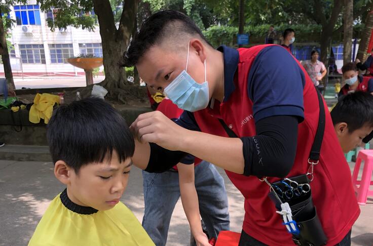 以社區(qū)義務(wù)剪發(fā)的方式，祝老師們教師節(jié)快樂