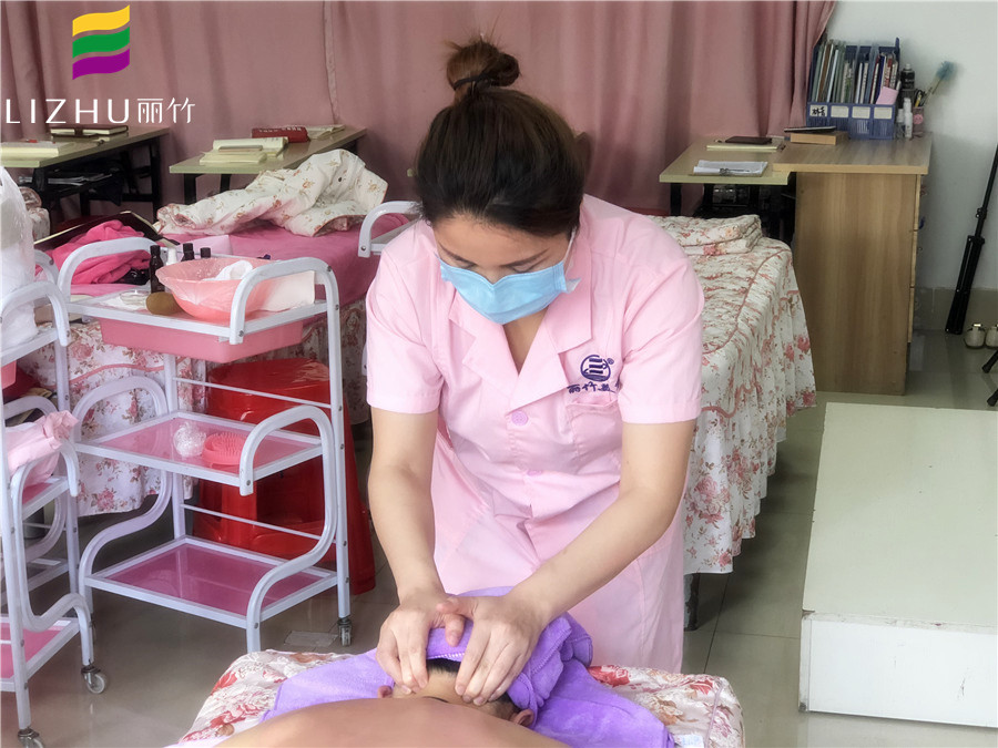 美容學(xué)子感言：這就是為人師表該有的樣子！