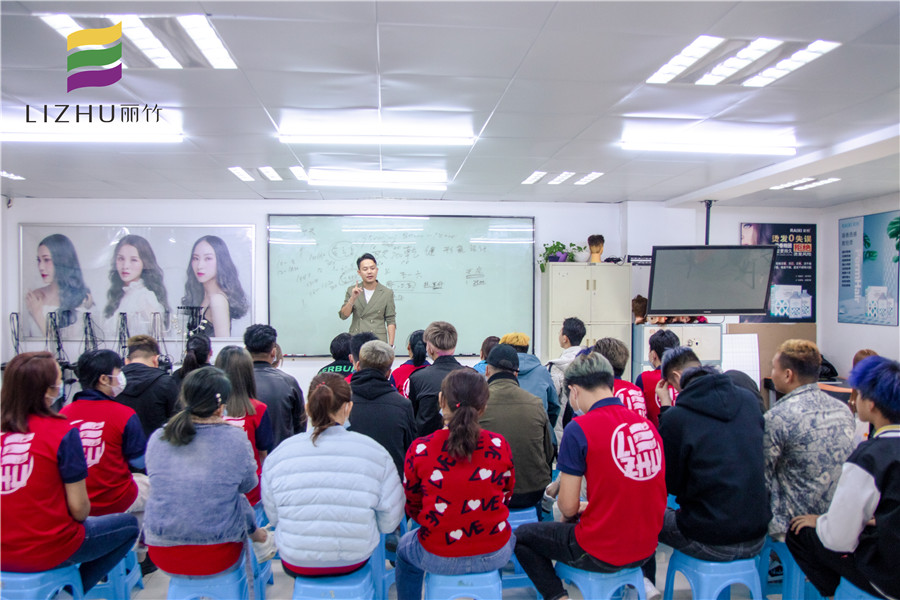 乾健·形象設(shè)計(jì)就業(yè)宣講會走進(jìn)南寧美發(fā)學(xué)校