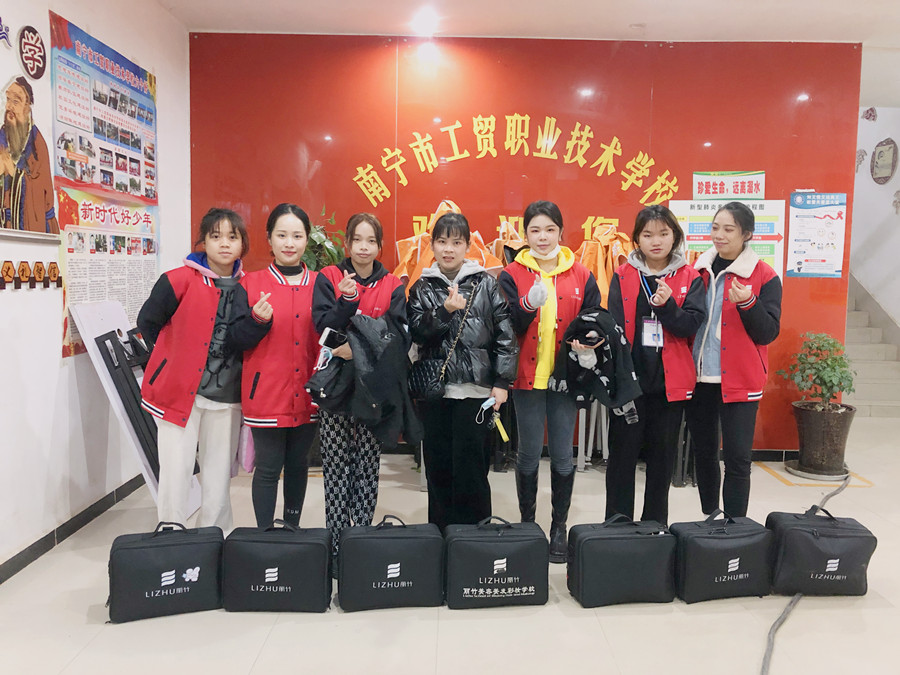 麗竹彩妝班為南寧市工貿(mào)職業(yè)技術(shù)學(xué)校元旦晚會(huì)提供化妝服務(wù)