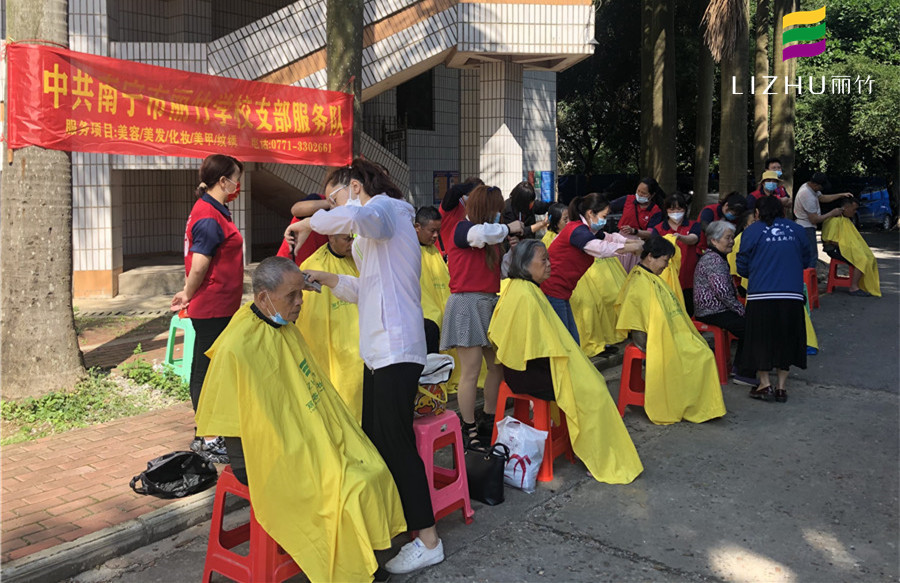 免費(fèi)理發(fā)進(jìn)社區(qū)，廣西美發(fā)培訓(xùn)學(xué)校實(shí)踐活動(dòng)