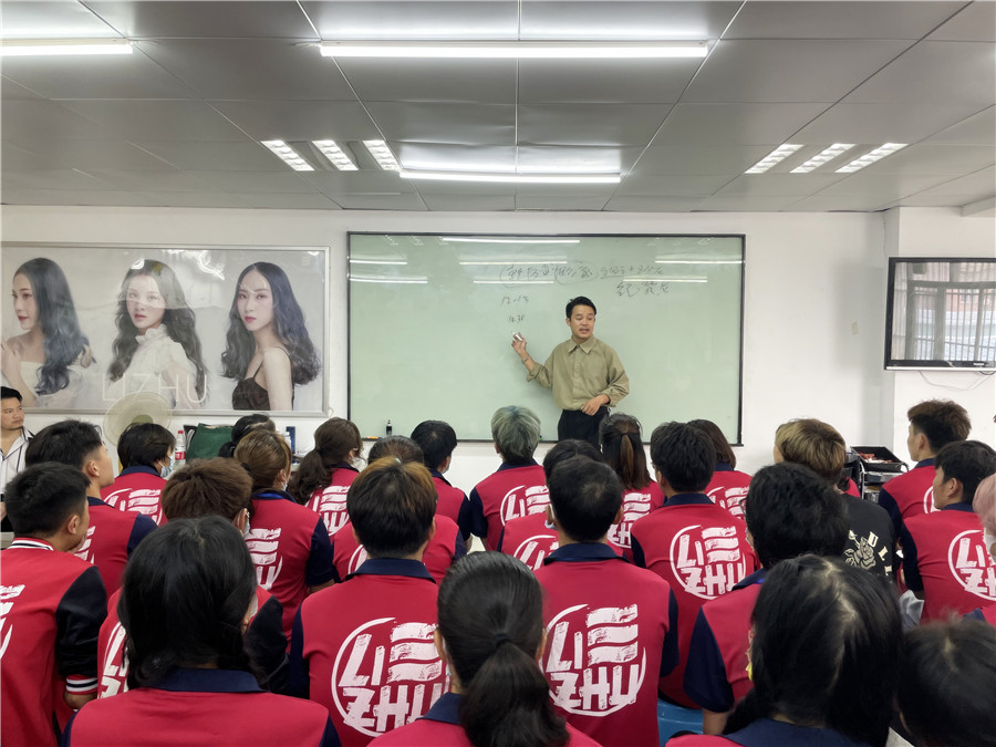 乾健·形象設計去南寧培訓美發(fā)學校畢業(yè)宣講