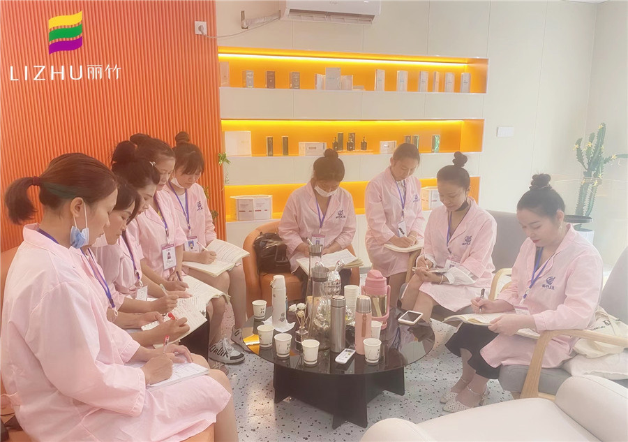 南寧美容學校畢業(yè)實習 ---麗竹美容畢業(yè)班