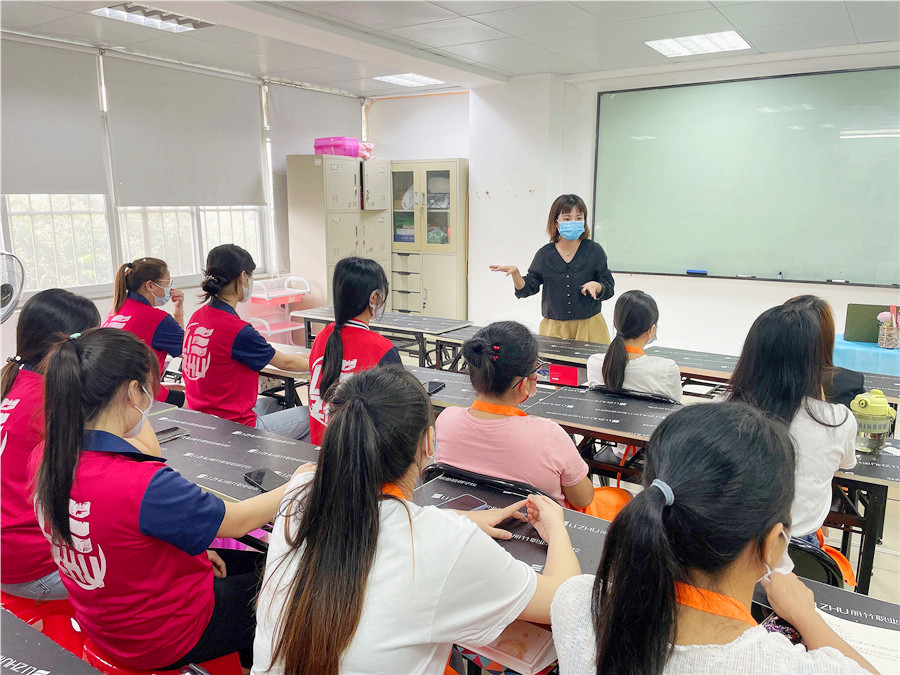 南寧化妝美甲學校j舉行就業(yè)宣講會