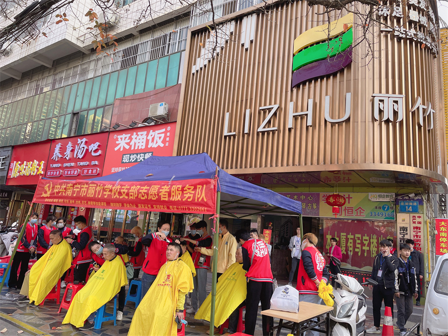 麗竹學校開展理發(fā)，美容，美甲活動，共慶“二月二””