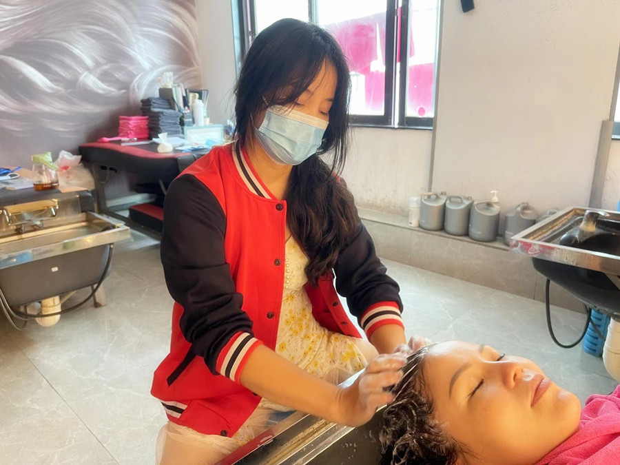 零基礎(chǔ)學(xué)美發(fā)學(xué)員感言：感謝麗竹給予免費(fèi)學(xué)習(xí)的機(jī)會(huì)