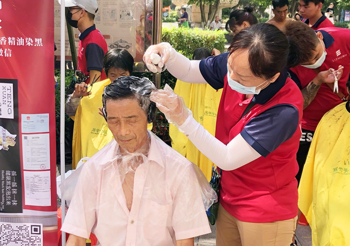 “白染黑”受歡迎，南寧美發(fā)學(xué)校公益進(jìn)社區(qū)