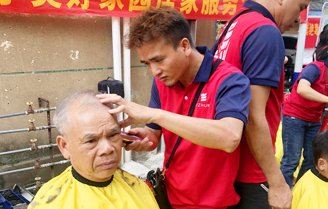 廣西美發(fā)職業(yè)學(xué)校“學(xué)雷鋒”活動走進(jìn)南棉社區(qū)