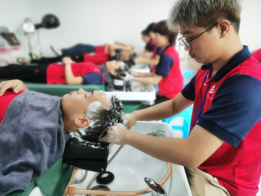 護發(fā)素洗不干凈的危害，南寧美發(fā)師職業(yè)學(xué)校