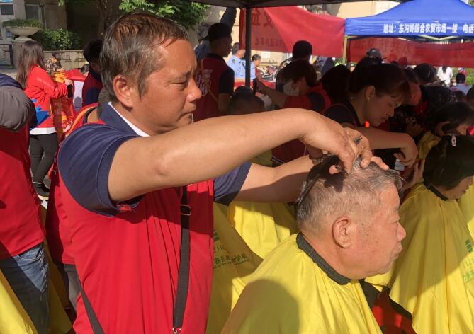 冬日暖陽，廣西美發(fā)理發(fā)學(xué)校小區(qū)免費(fèi)理發(fā)