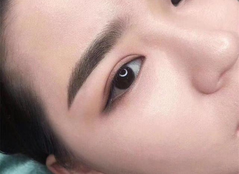 絲霧眉的特點(diǎn)，廣西眉眼唇技術(shù)學(xué)校教學(xué)