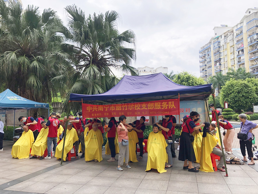 廣西美發(fā)職業(yè)學校來到澳華社區(qū)公益剪發(fā)