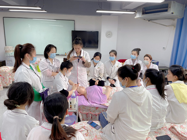 問題皮膚夏日護(hù)膚指南，南寧美容養(yǎng)顏學(xué)校分享