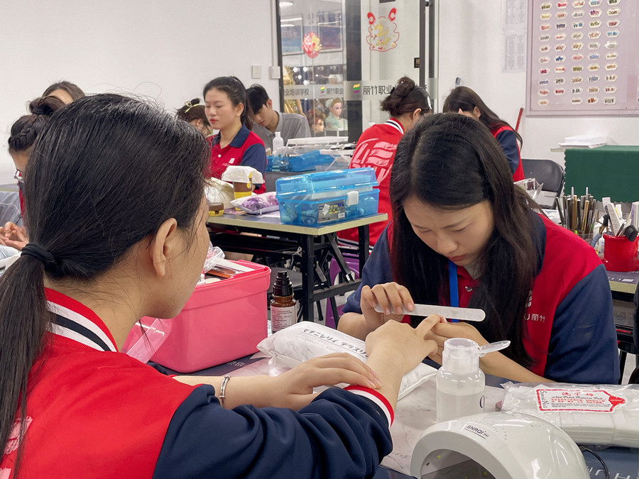 如何成為高價(jià)美甲師？廣西學(xué)美甲哪里時(shí)尚？