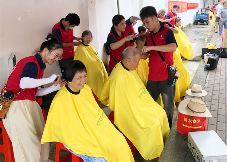 南寧理發(fā)美發(fā)學校為民免費理發(fā)，個個都是“活雷鋒”