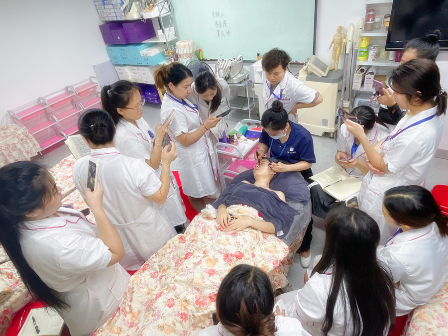 南寧美容專業(yè)教學(xué)：如何進(jìn)行眼部護(hù)理？