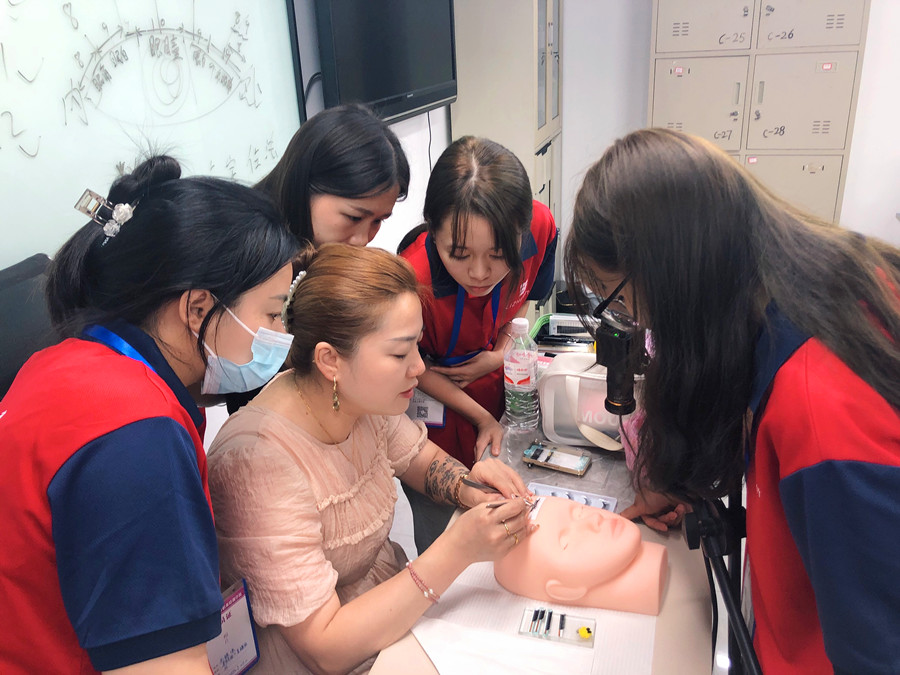 新手為什么都要在仿皮練習(xí)？南寧美睫課堂實況