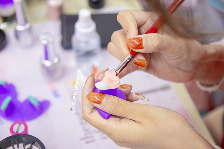 雕花美甲怎么做？廣西美甲進修班