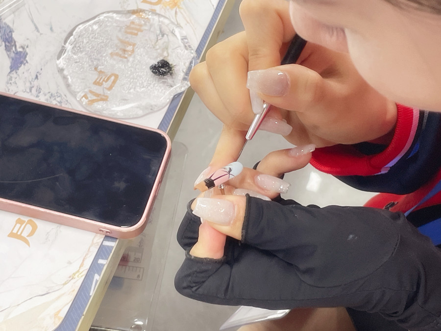 甲片的材質(zhì)和使用時間限制？南寧美甲進修深造培訓