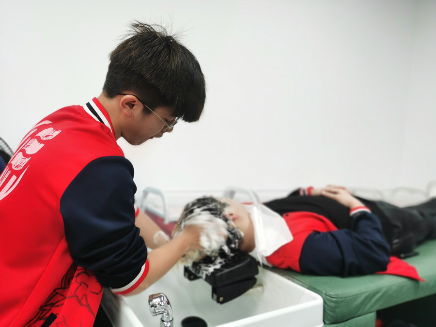 你頭發(fā)掉落的5個(gè)原因，南寧美發(fā)護(hù)發(fā)職校解析