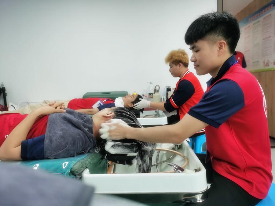 如何通過(guò)洗頭將頭發(fā)養(yǎng)好?廣西美發(fā)洗護(hù)學(xué)校分享