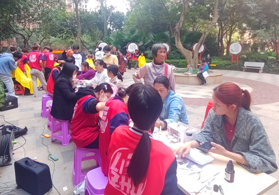 南寧美甲職業(yè)學校來到愛情海小區(qū)，為居民提供免費美甲