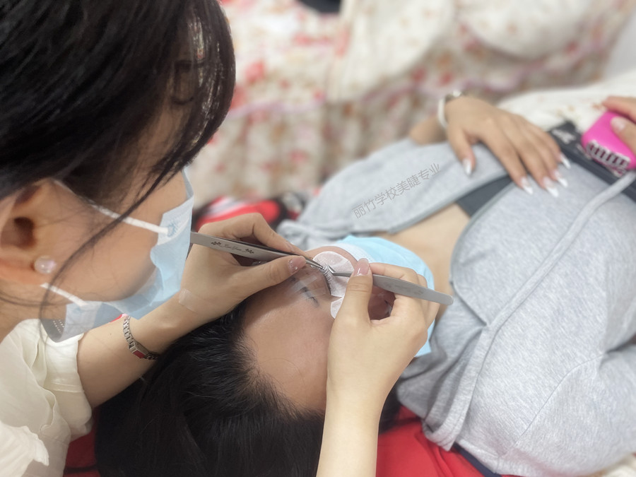 南寧美睫：不同經(jīng)驗的美睫師如何選擇膠水？