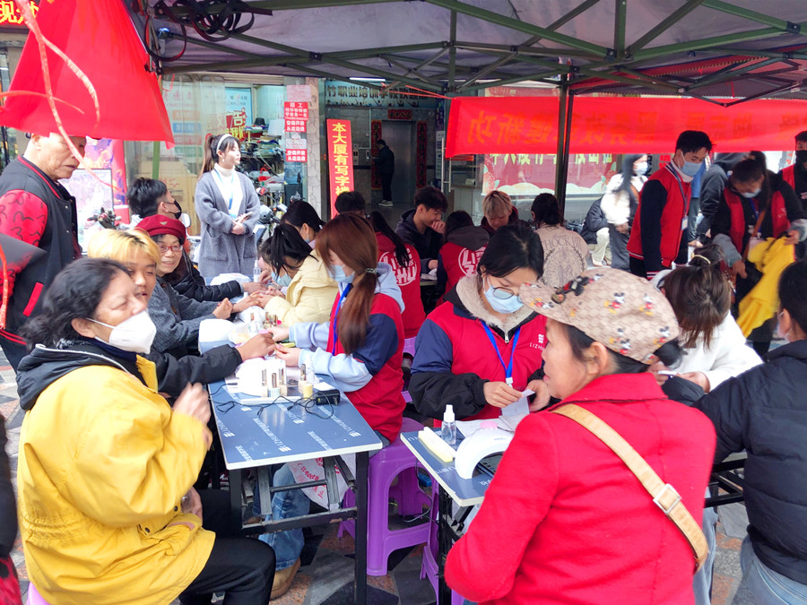 美甲活動免費，南寧美甲造型專業(yè)學校開啟“學雷鋒月”