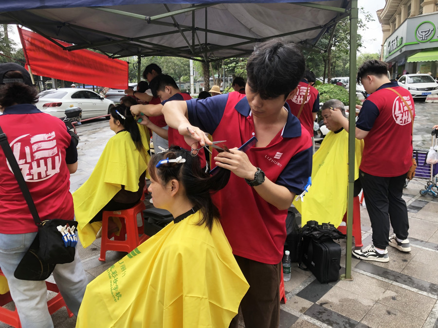 南寧美發(fā)學志愿者美發(fā)社區(qū)愛心義剪