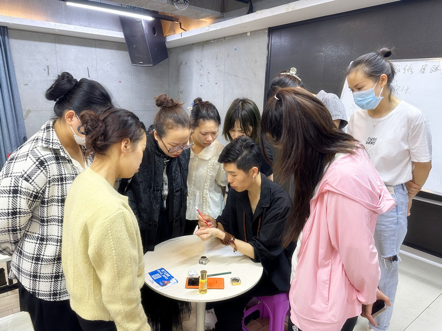 薄唇和厚唇的調(diào)整方法，廣西紋繡進(jìn)修深造培訓(xùn)?