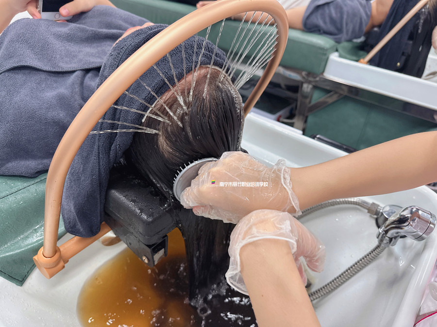 艾葉煮水洗頭好處？廣西頭療養(yǎng)發(fā)學(xué)校講解