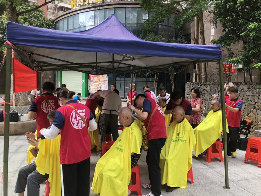 廣西美發(fā)職業(yè)學(xué)校開(kāi)展“學(xué)雷鋒”免費(fèi)理發(fā)活動(dòng)。